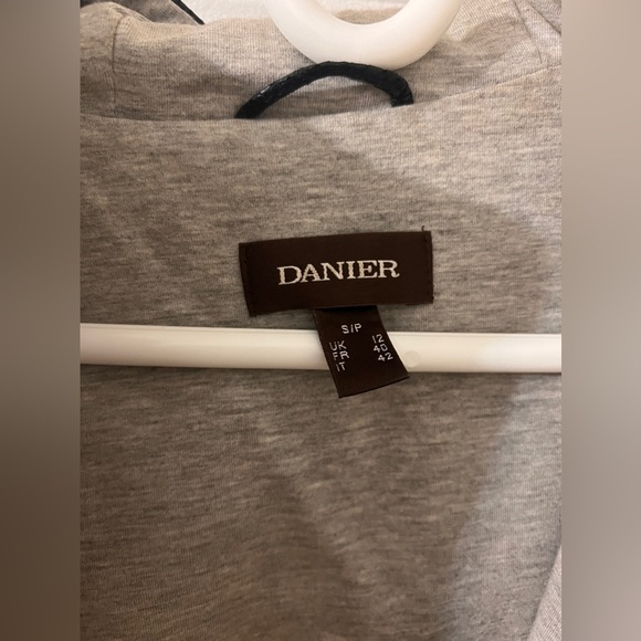 Mint condition leather jacket with a hoodie like inside - Picture 3 of 12